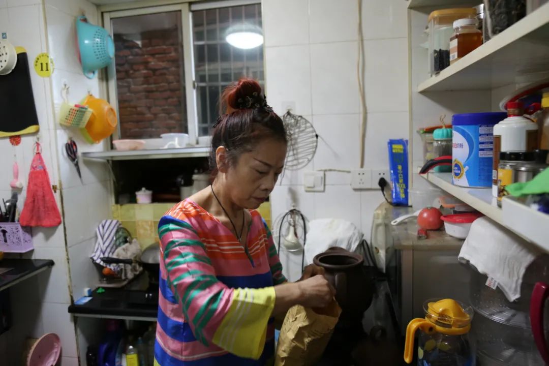 相依为命13年!南昌"保姆奶奶"照顾雇主遗孤