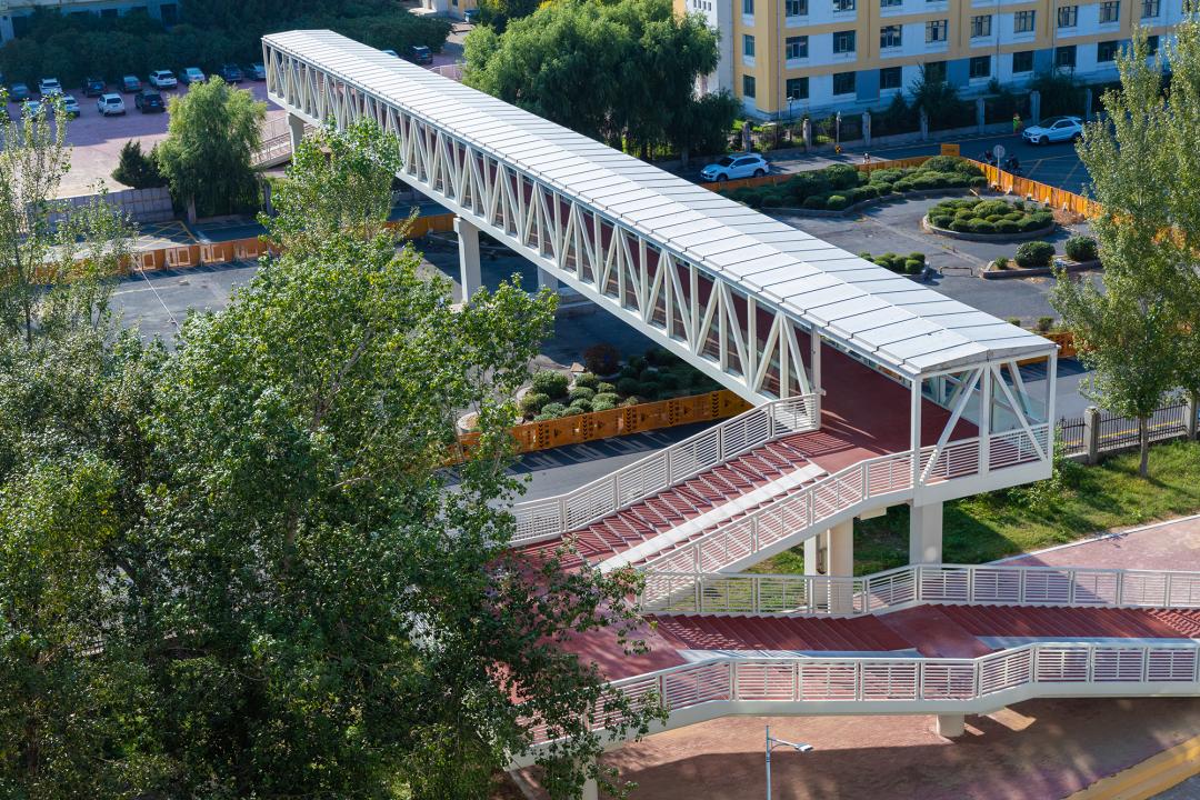 冰城跨度最长人行天桥来了在这↘