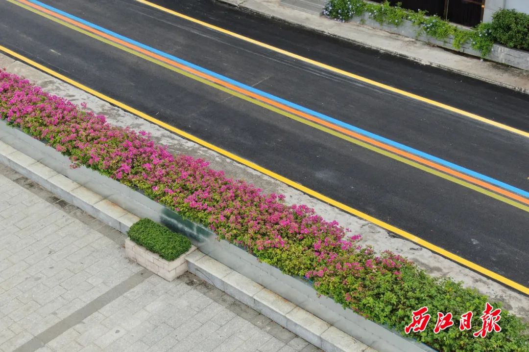 使道路更美观,替代白色标线,一条条彩色的道路标线原来的道路已经铺上