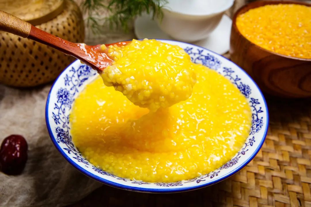 上图大碴子粥,下图小碴子粥.