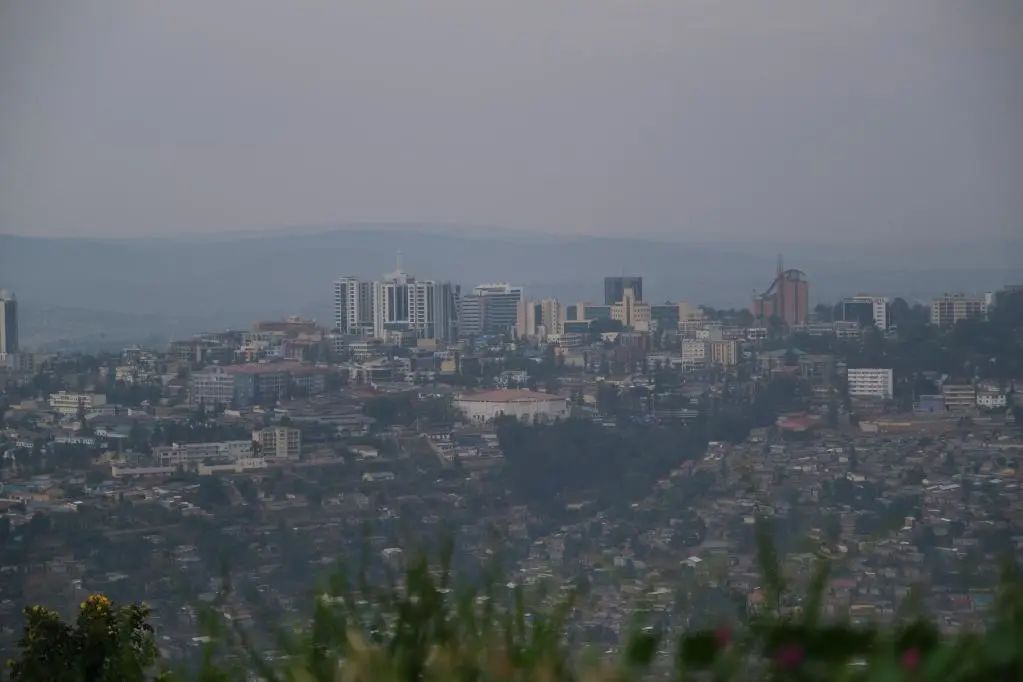 ▲ 俯瞰卢旺达首都基加利市区。新华社记者 刘畅 摄