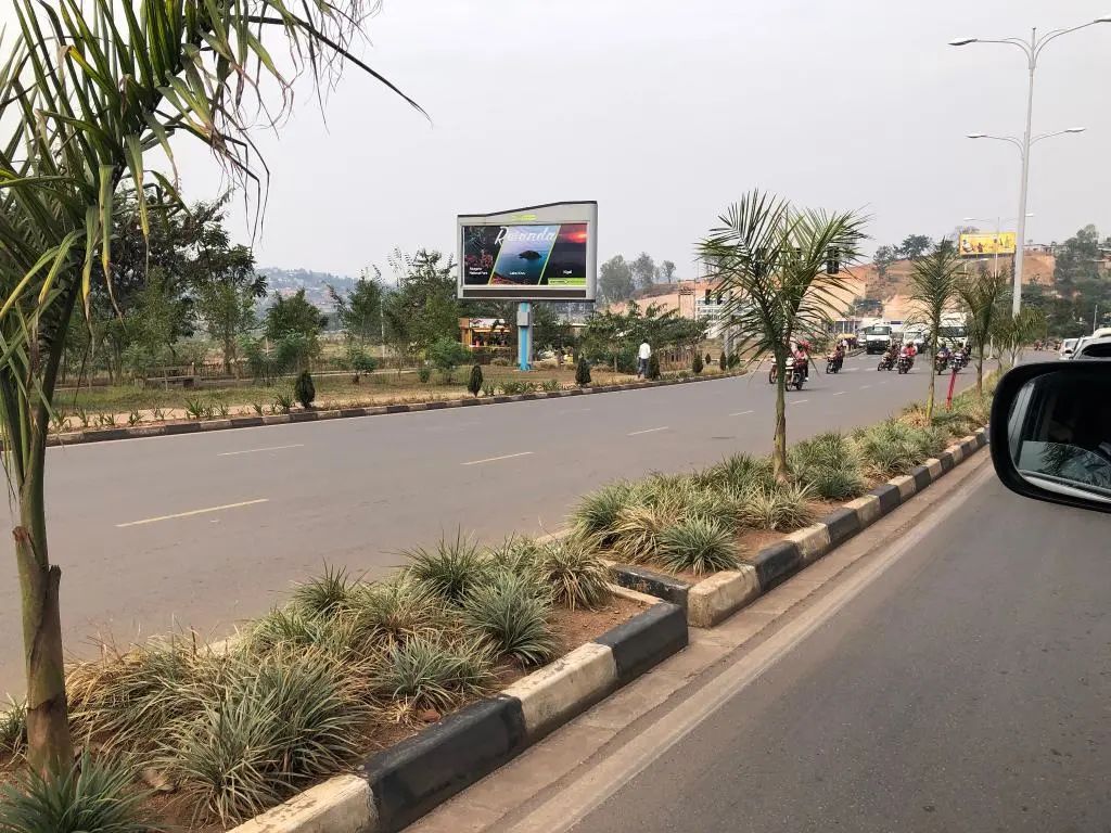 ▲ 车辆行驶在中国路桥承建的卢旺达首都基加利新机场路上。新华社记者 朱绍斌 摄
