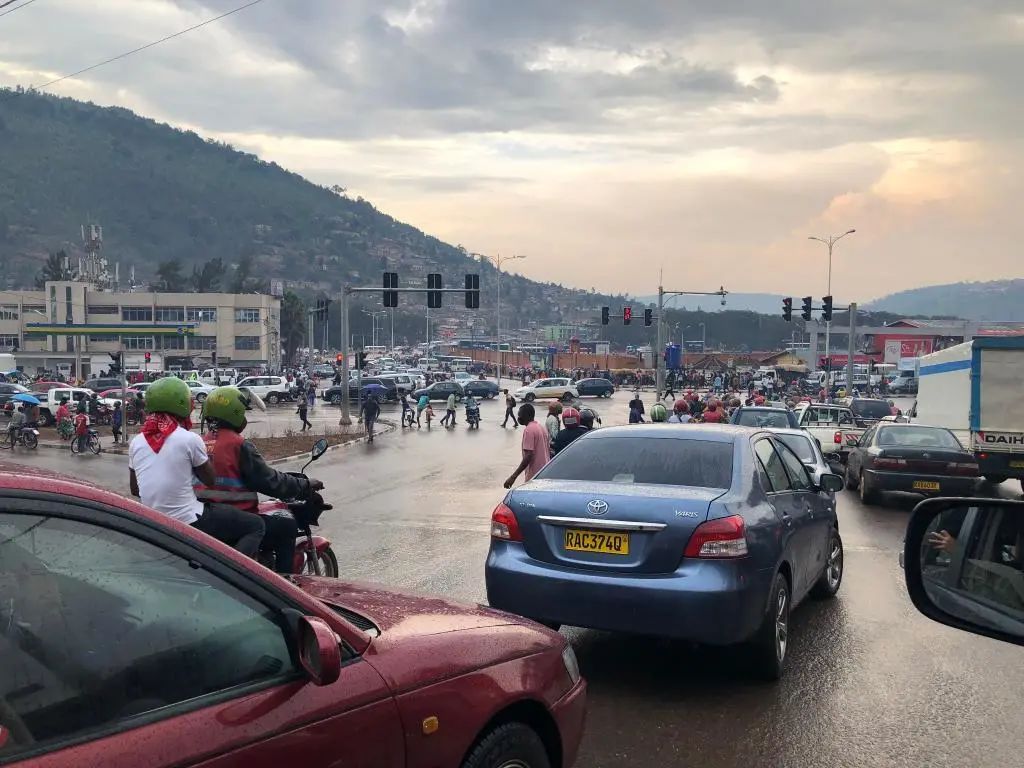 ▲ 卢旺达首都基加利晚高峰时期车辆行人忙碌景象。新华社记者 朱绍斌 摄