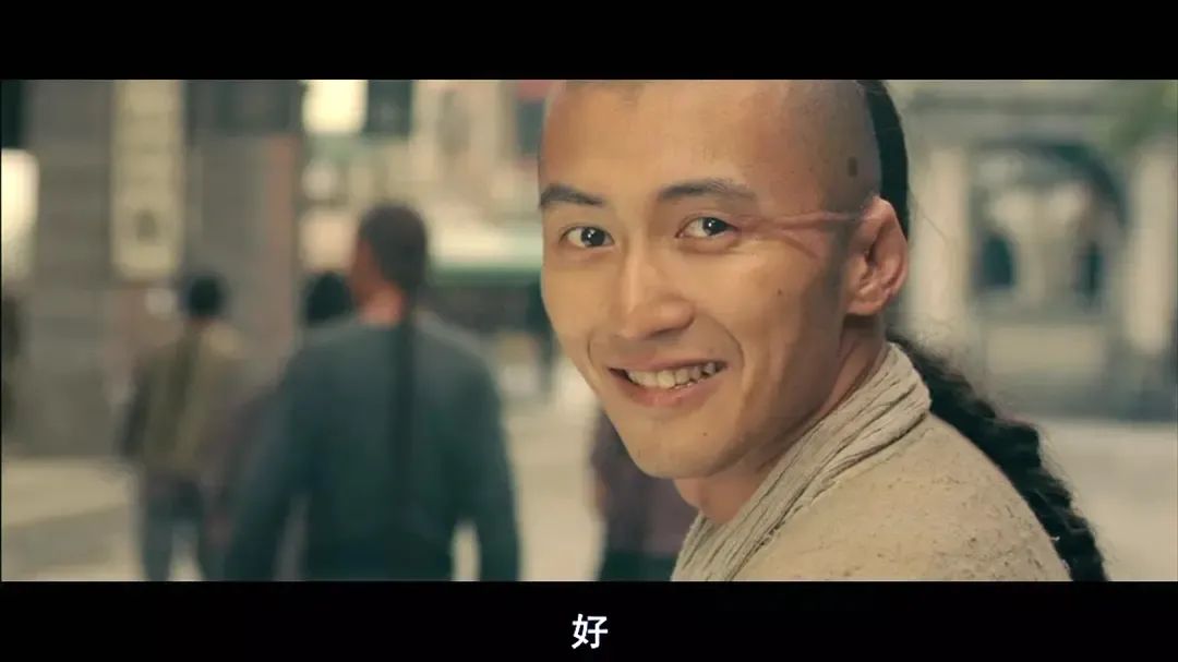 金像奖颁奖典礼上,台上的周润发看着台下的谢霆锋,笑着说:"香港电影