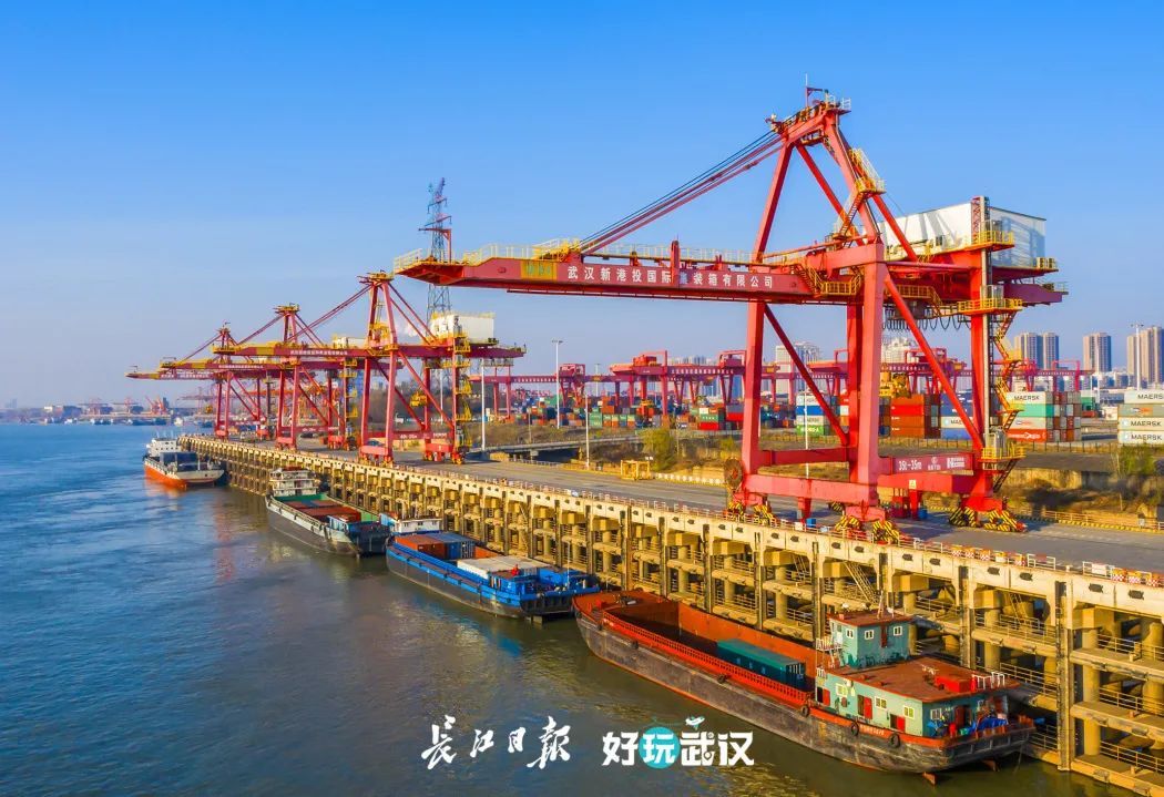 新洲区阳逻港口一片繁忙more12《家乡的桥》(组照)长江日报城市摄影队