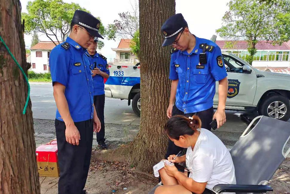 【专项执法】崇明城管严厉管控 防止无序设摊季节性回潮