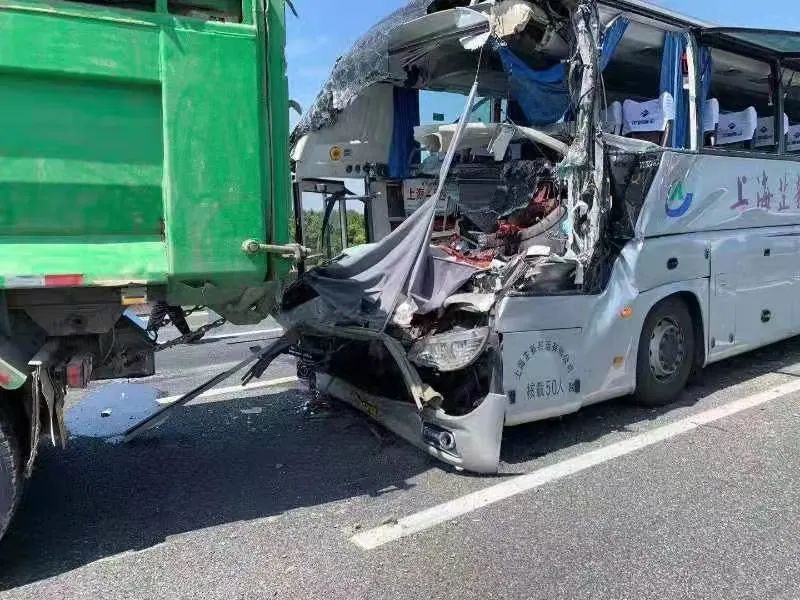 发生一起一辆大客车与一辆因故障停在车道内的渣土车发生追尾事故