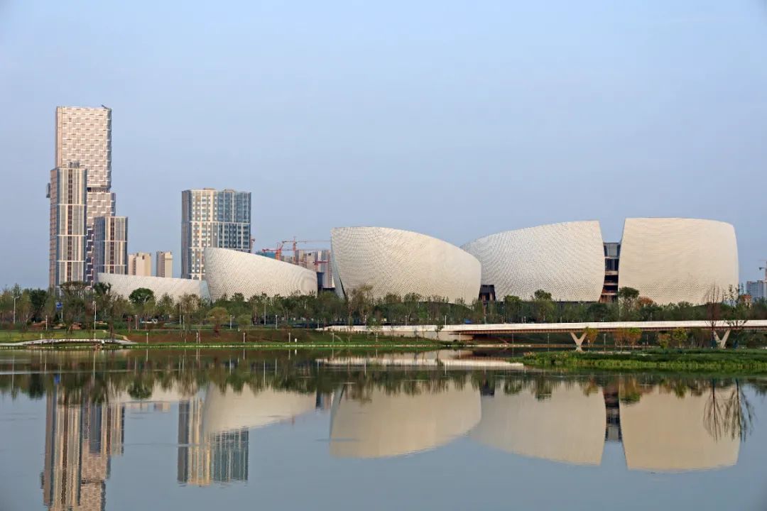 灞水之畔,"长安乐"五个灵动的主体建筑依次排开,外帆幕墙被装饰成清新