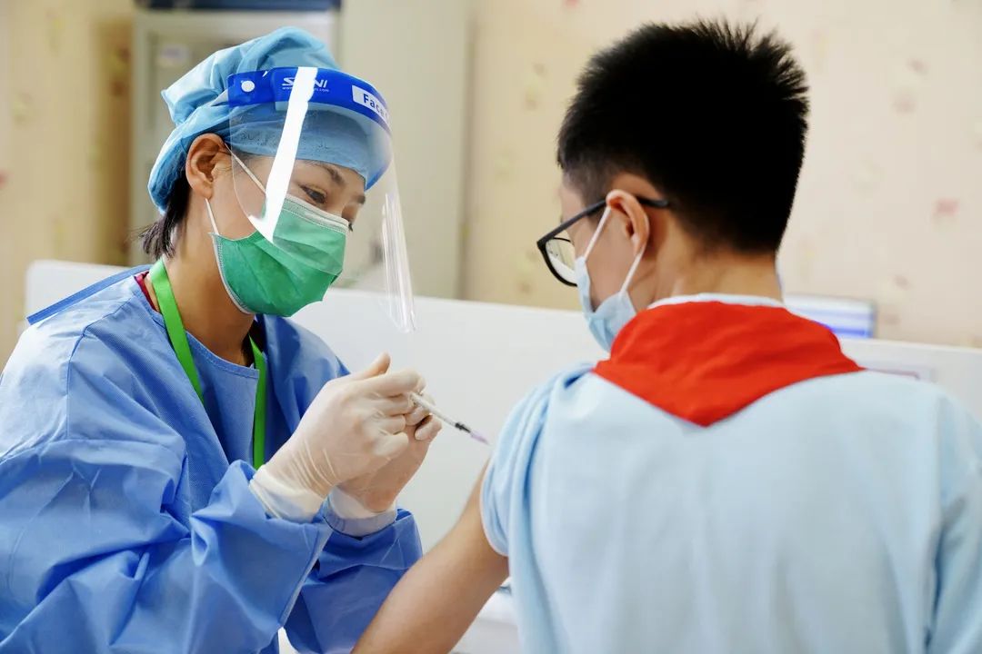 开打疫苗咯直击虹口1214岁人群新冠疫苗接种现场