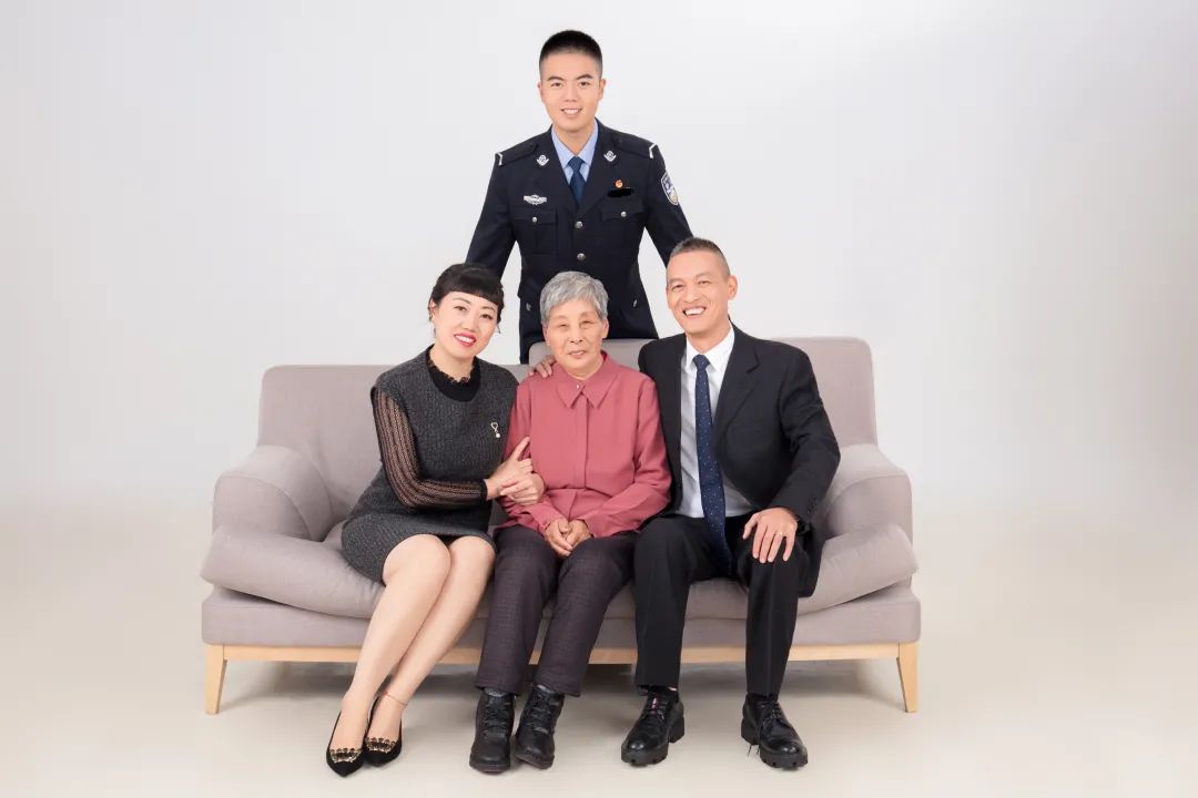 从褪去稚嫩到身着藏蓝我们的父母这么说