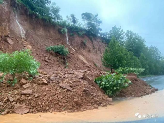 暴雨中的河南公安力量 致敬逆水而上的"警察蓝!