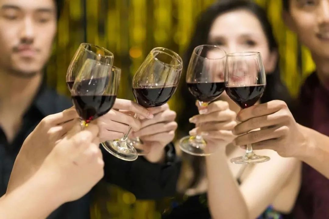 消化内科主任医师李明松在2021年1月健康时报微信刊文介绍,大量喝酒