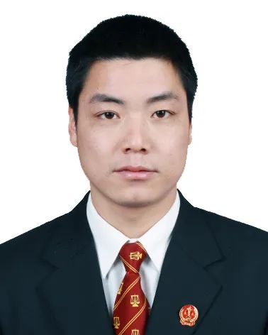 秦山成,男,1980年11月出生,中共党员,2002年12月参