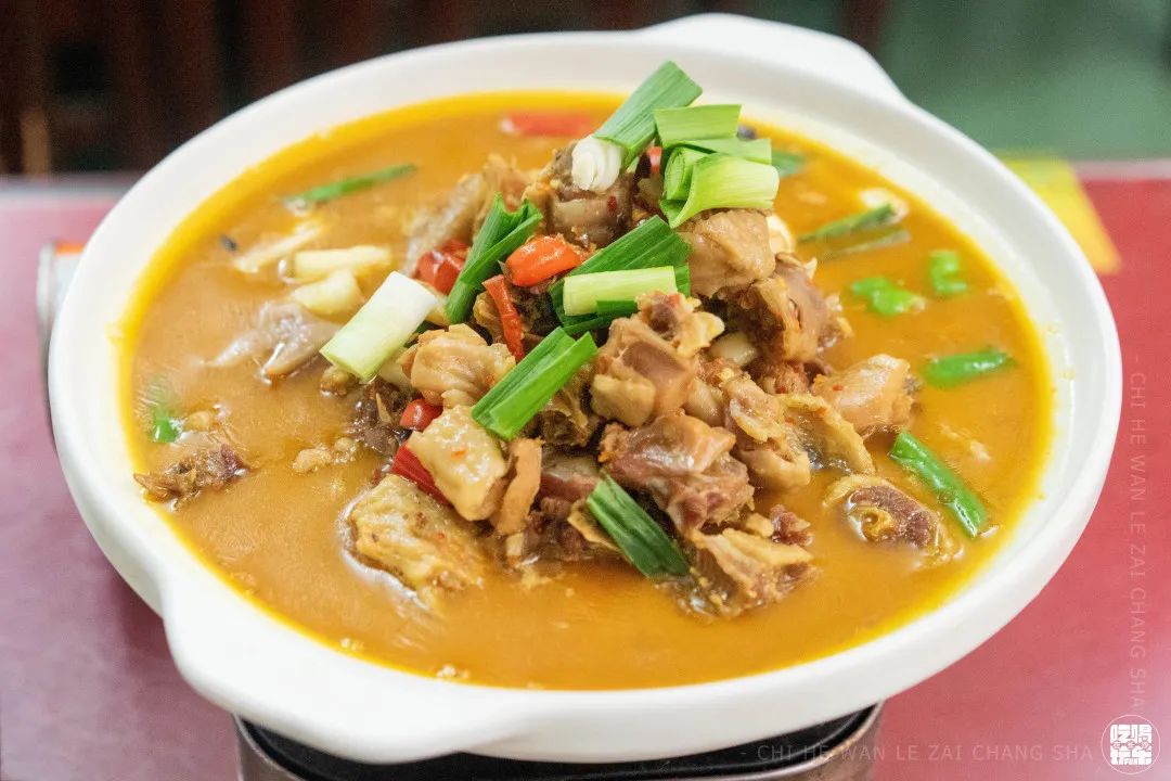 食材从常德乡下带过来的,墙上挂着的风吹鸡和鸭,可以一睹食材的原貌