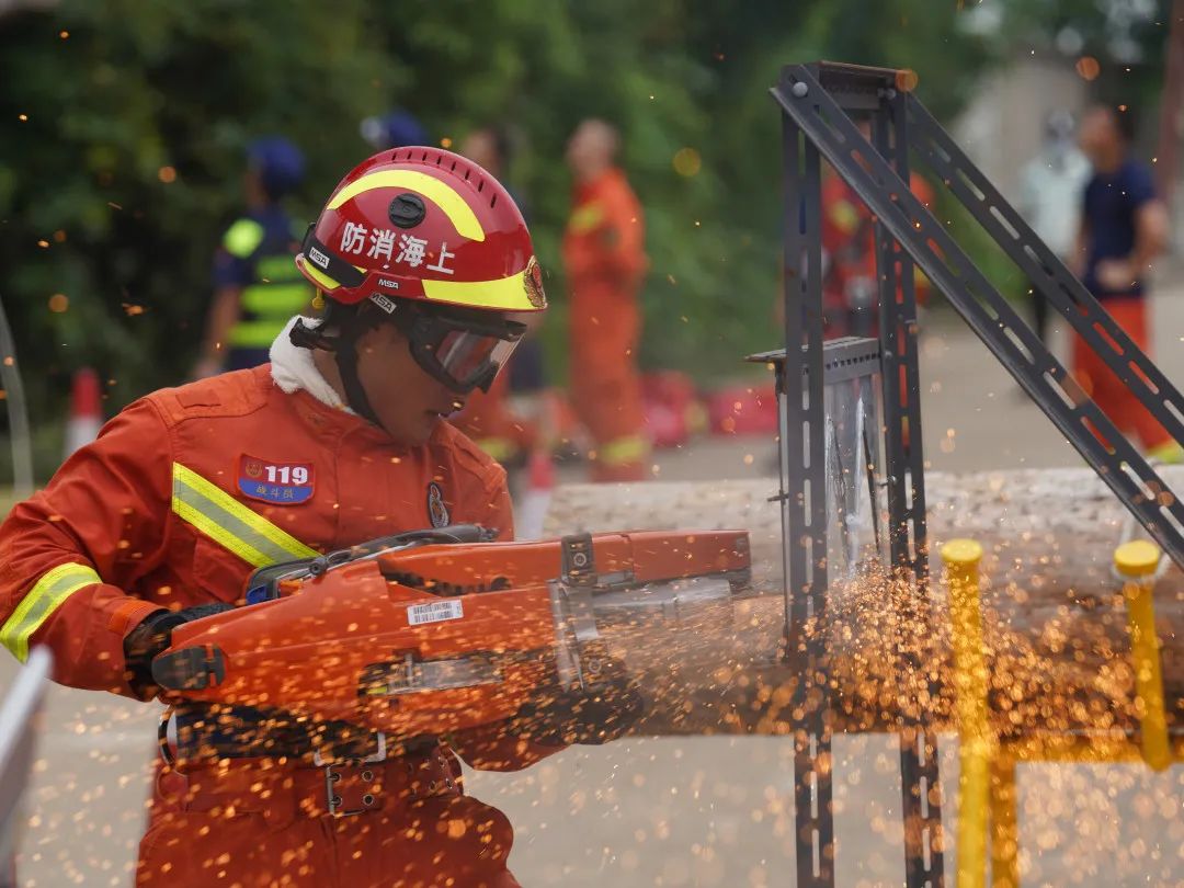披荆斩棘的蓝朋友上海市消防行业职业技能大赛应急救援员岗位集训队员