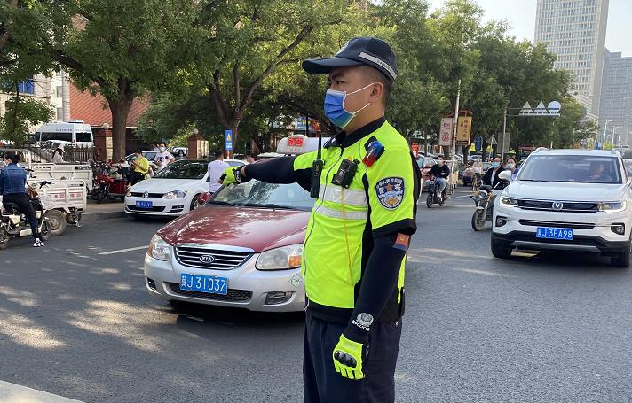 市公安交警支队提前部署,周密组织,在校园固定护学岗以外加派警力