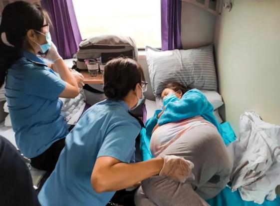 情况紧急他们做好接生准备