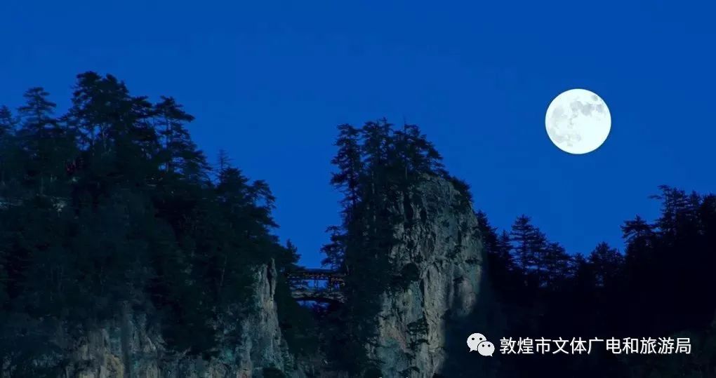 中秋赏月大漠里山峦中温一壶月光
