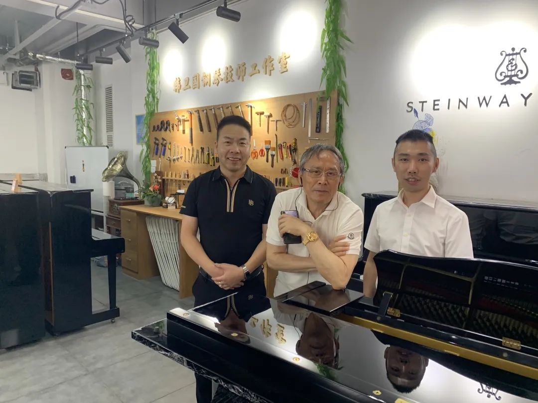 著名男高音歌唱家张承军走访我区新的社会阶层代表人士