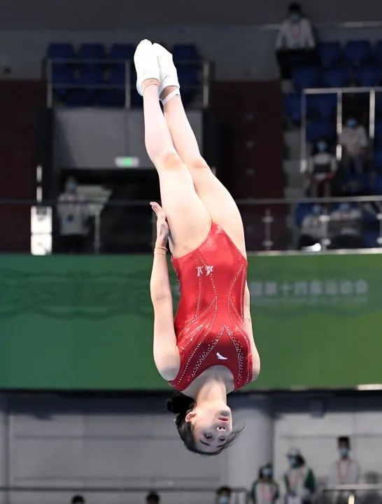 十四运会蹦床个人赛新科冠军严浪宇在比赛中.