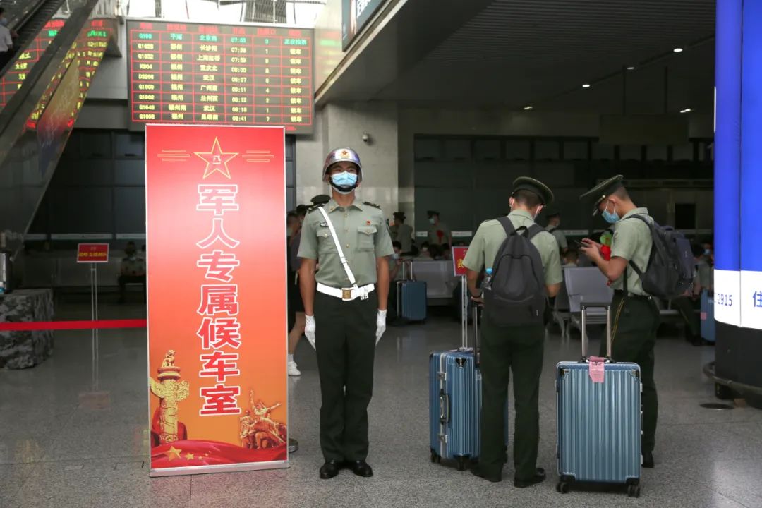 "军人专属候车室"在站内设立了"军人服务点"和提前与火车站对接,福建