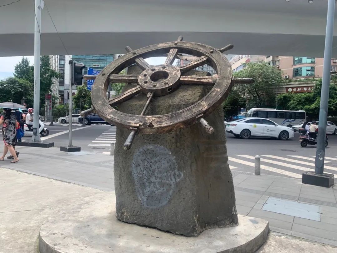 在背对万里号的5米开外,一个水泥墩子上安了一个孤零零的方向盘.