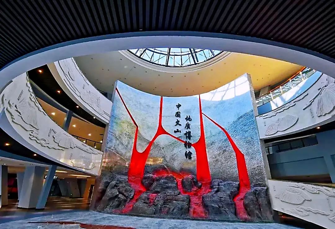 这里不光有美景,还有一座壮观的火山博物馆,五大展厅续写历史的记忆