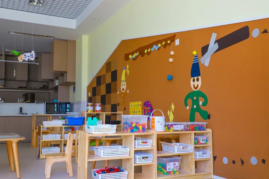 章安新款幼儿园上线宝蓝色操场嫩绿色草坪很美