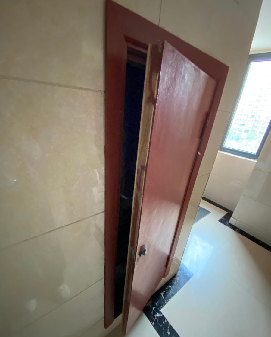 香苑西园7#1单元楼道内水表间门关不上