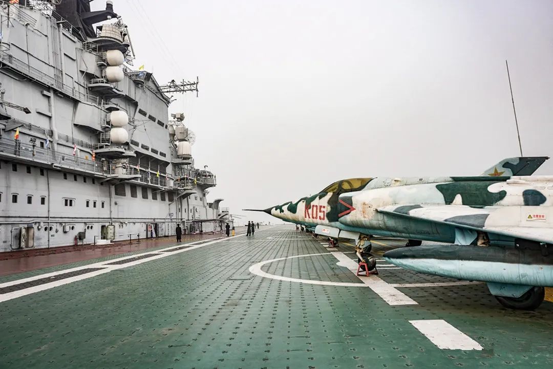 印度媒体中国航母甲板坑坑洼洼自家航母光可鉴人