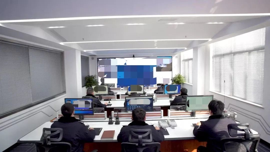 做精指挥中枢01按照现代警务体系架构,全面深化"一室三队"勤务模式,以