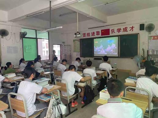 9月3日,东源县公安局联合灯塔镇禁毒办,组织该镇各中小学校开展了新