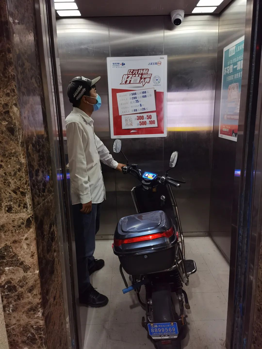 社区内日常出行使用电动自行车的居民较多,居民将电动自行车推进电梯