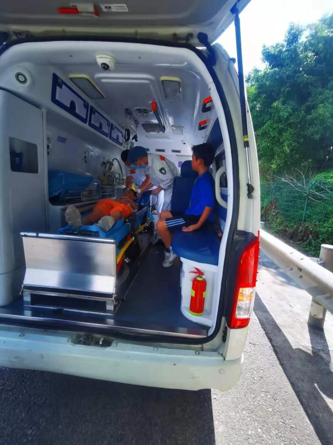 为其规划最近路线,并在现场为救护车通行预留出施救通道