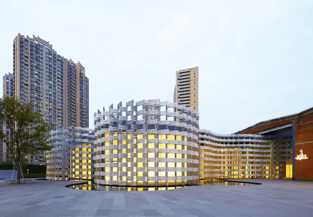 运河外滩对保留建筑均进行修缮再利用,在原有外立面基础上,进行内部