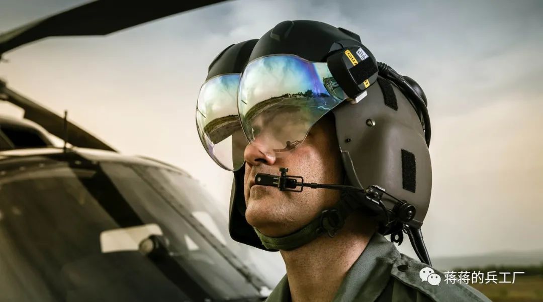 戴上就变大蜻蜓美国阿帕奇直升机飞行员测试新型xsight头盔显示器