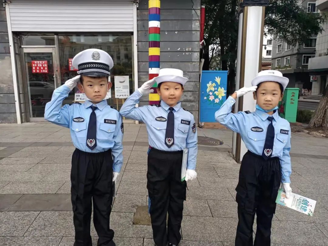 在道路交通中自我保護方法及日常簡單的交警指揮手勢(停車,靠邊停車