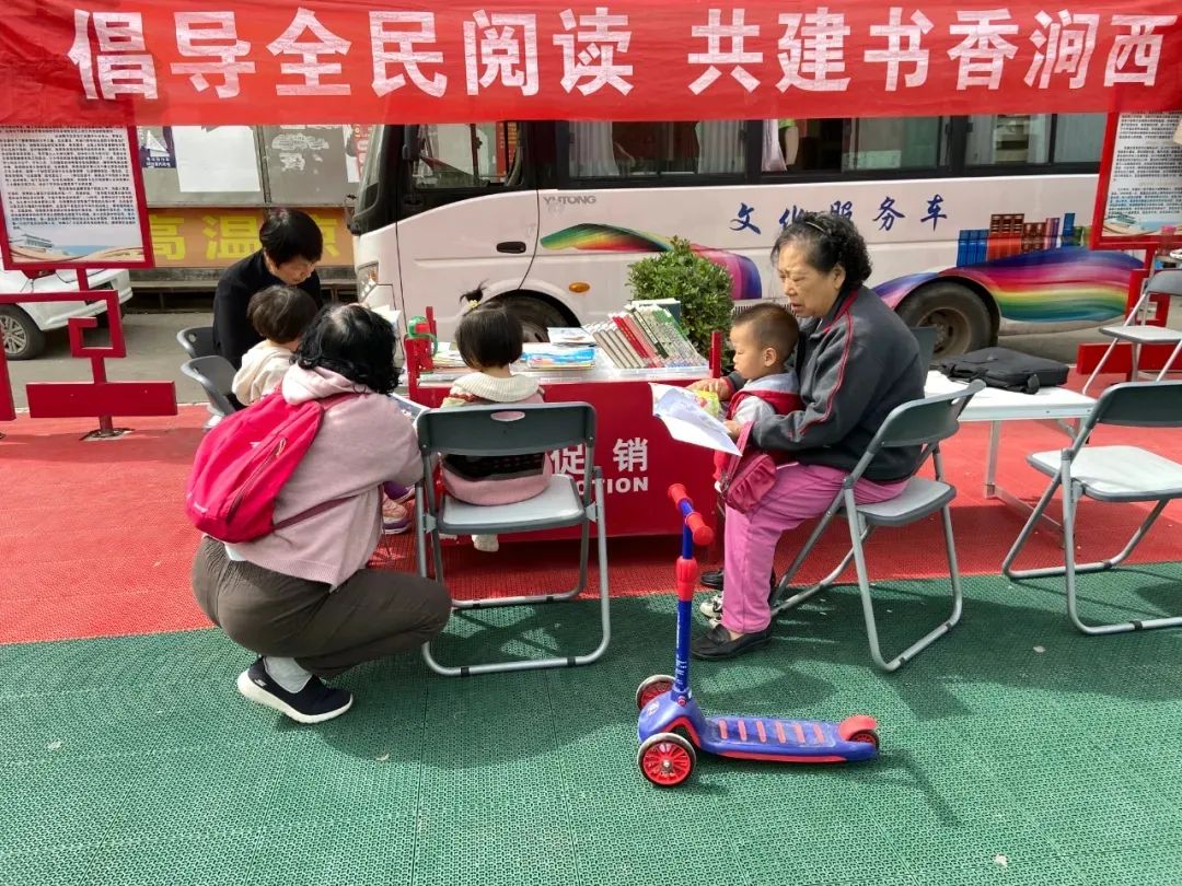 在闭馆期间,区图书馆坚持为群众办实事,到辖区厂矿企业,机关单位,社区