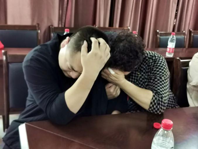 g1878抵达阜阳他们一见面就抱头痛哭