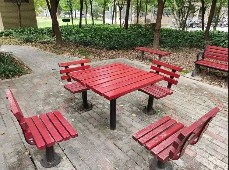 原来，在这之前，休闲点的便民木椅早已破损、掉漆、松动，居民们迫切希