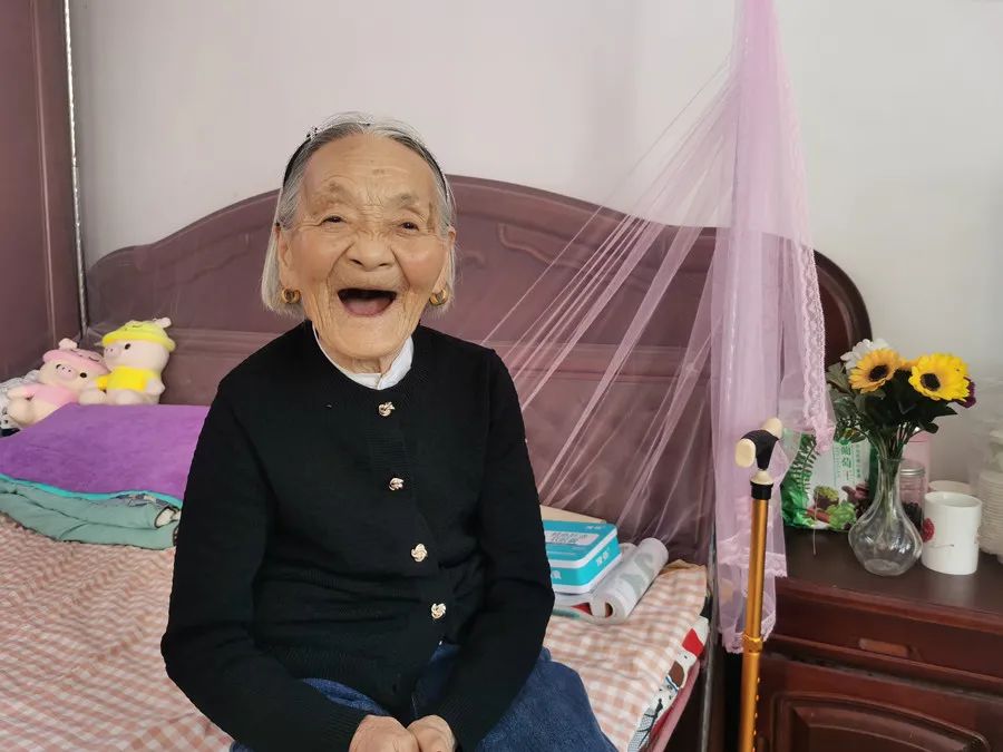 聊城最潮老奶奶走红网络97岁的她爱涂红指甲穿牛仔裤小皮鞋心态积极