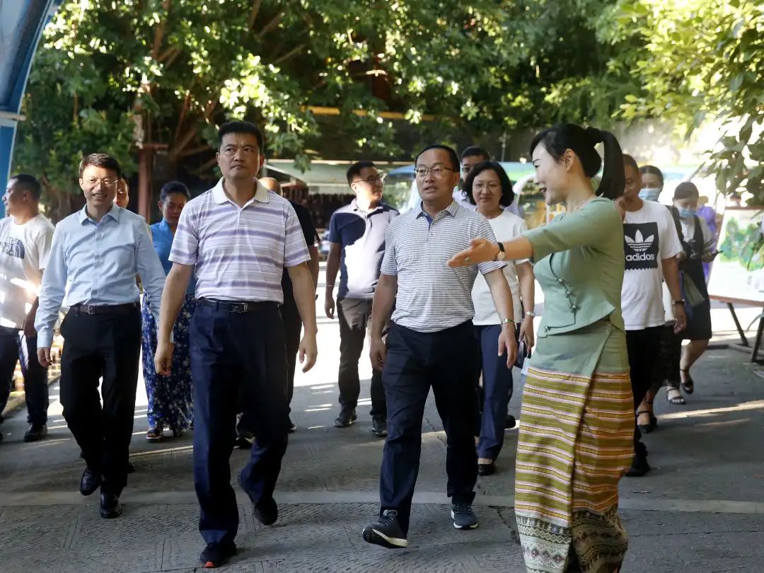 9月2日,州委书记郑艺在省民族宗教委对西双版纳州争创新一轮全国民族