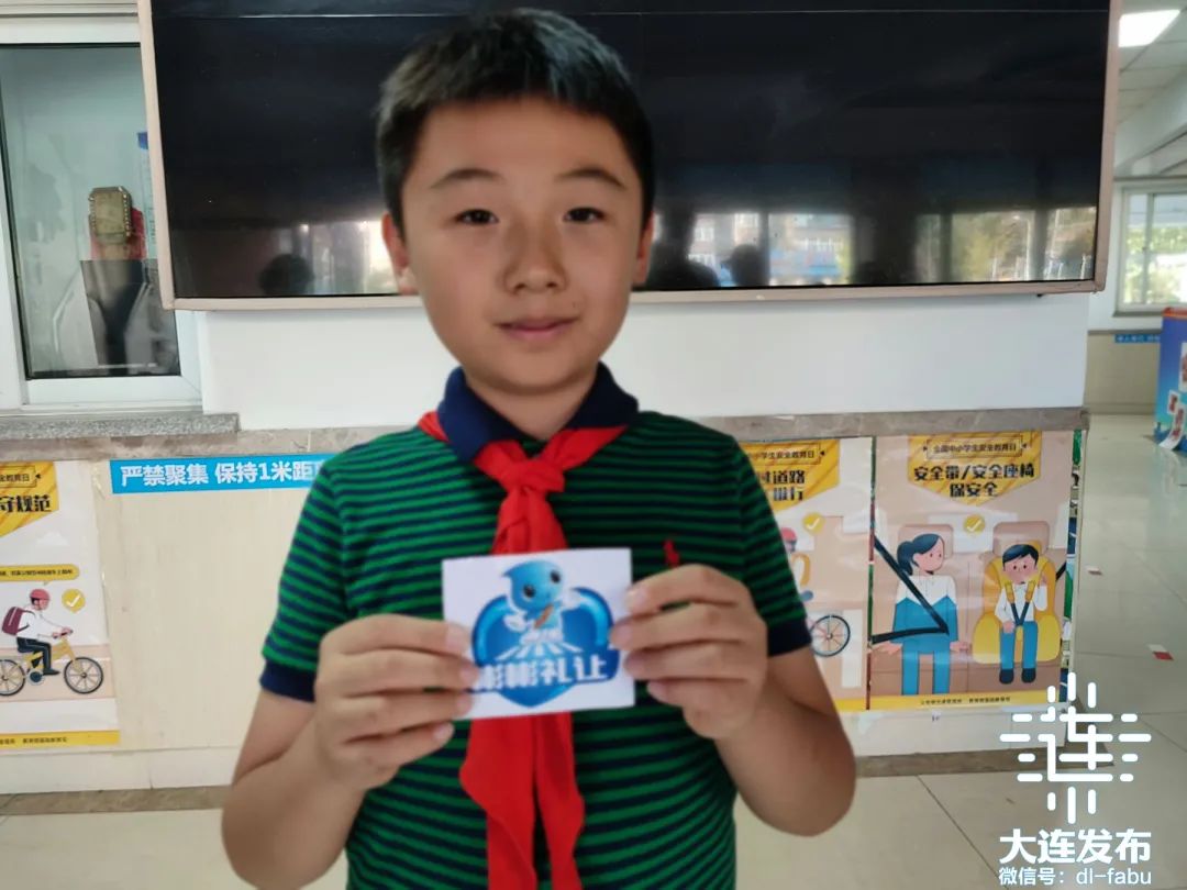 在中山区风景小学,老师们对学生进行交通安全教育,并将文明礼让观念