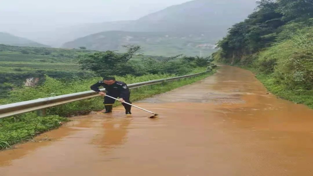 我为群众办实事丨暴雨来袭警徽闪耀华坪公安奋战在防汛救灾一线
