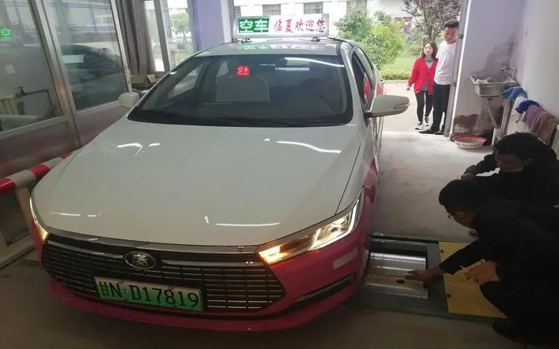 开展新能源出租车计价器强制检定工作临夏州9月6日,白银市市场监管局
