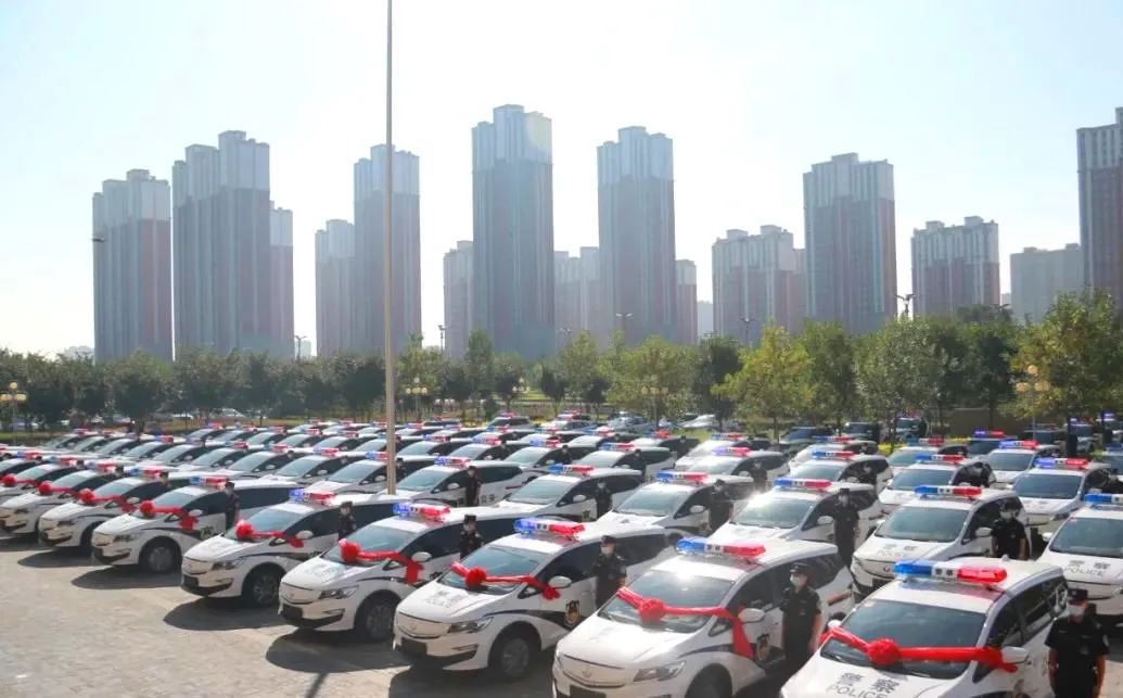 9月4日,昌吉回族自治州阜康市公安局举行新能源警用汽车发放仪式,向