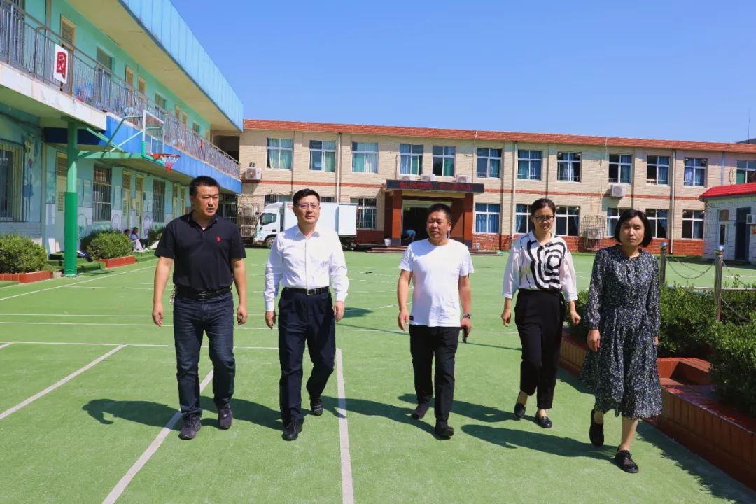 情系教师节丨槐荫区法院院长刘文明到吴家堡西堡小学走访慰问