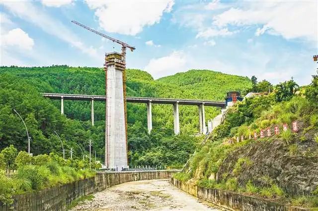 國內高鐵項目中跨度最大,墩身最高的t構橋 石樑河雙線特大橋主墩封頂