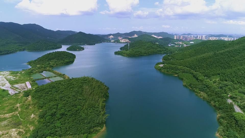 如今的九龙湖,风光秀丽,河水清澈,犹如世外桃源.