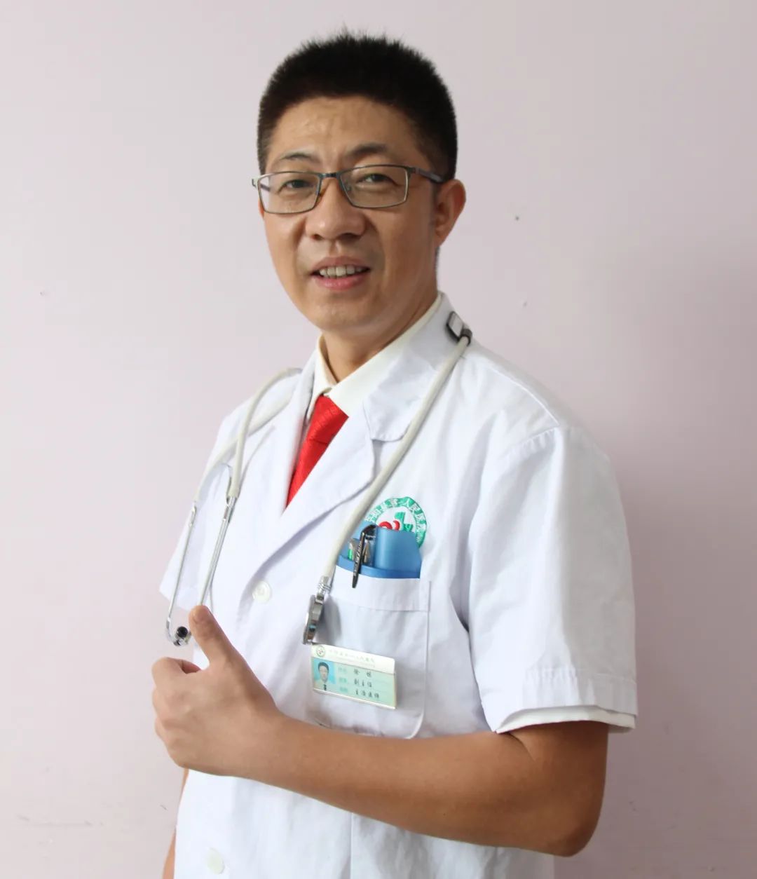 徐栋医生显微镜下的刀锋舞者